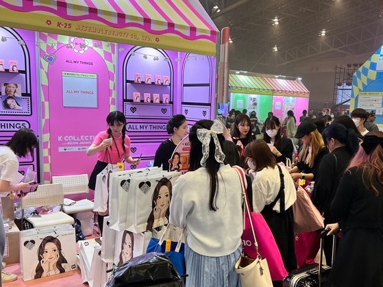 今年５月に東京で開かれたＫカルチャーフェスティバル「ＫＣＯＮ　ＪＡＰＡＮ」に参加したコスメ専門店ａｌｌ　ｍｙ　ｔｈｉｎｇｓの売り場。［写真　ａｌｌ　ｍｙ　ｔｈｉｎｇｓ］