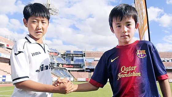 幼少期にそれぞれバレンシア（李康仁、左）、バルセロナ（久保建英）ユースに所属して成長した両選手は韓日サッカーの未来のエースに浮上した。［李康仁　インスタグラム　キャプチャー］