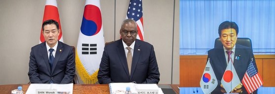 １０月１２日、韓国の申源湜（シン・ウォンシク）国防長官、米国のオースティン国防長官、日本の木原稔防衛相（左から）が３カ国会談をした。　［写真　国防部］