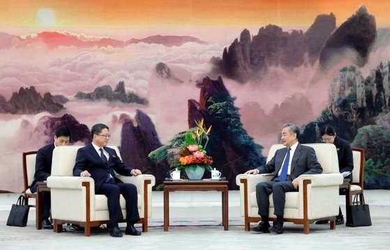 中国の王毅共産党中央政治局委員兼外相は１８日、北朝鮮のＩＣＢＭ発射直後、北朝鮮の朴明浩（パク・ミョンホ）外務次官と会談した。　［中国外務省提供］