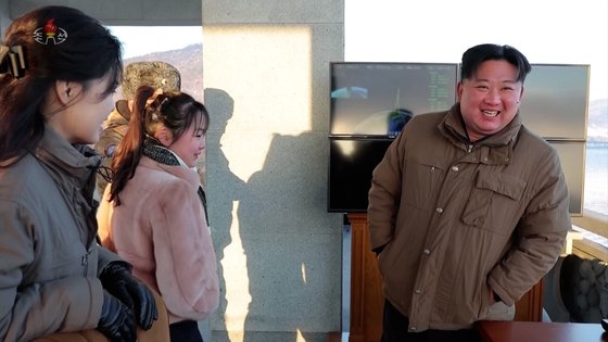 ピンクの毛皮ジャケットを着たキム・ジュエ　［朝鮮中央テレビ　キャプチャー］