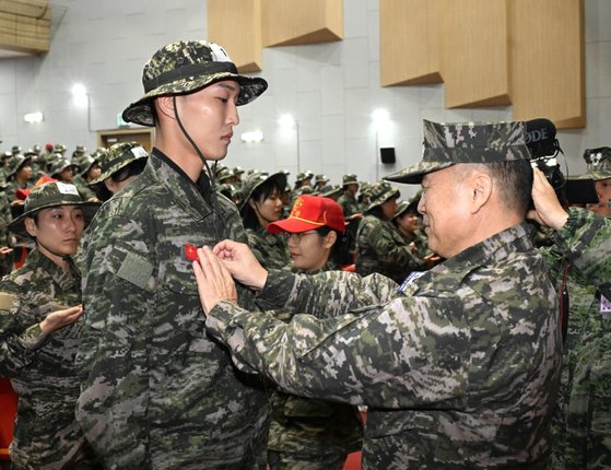 海兵隊キャンプに入所して赤い名札を付ける陸上走り高跳びのウ・サンヒョク選手。［写真　大韓体育会］