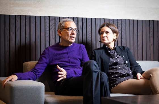 アビジット・バナジー教授（左）とエスター・デュフロ教授が２２日にソウル市内のホテルでインタビューに応じている。チェ・ヨンジェ記者