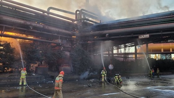 ２３日、消火作業をする消防隊員。火災は人命被害なく２時間１０分後に鎮火された。　［浦項南部消防署］