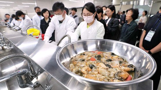 韓国食品医薬品安全処の職員が日本産活ホタテに対する放射能検査を準備している。［写真　聯合ニュース］