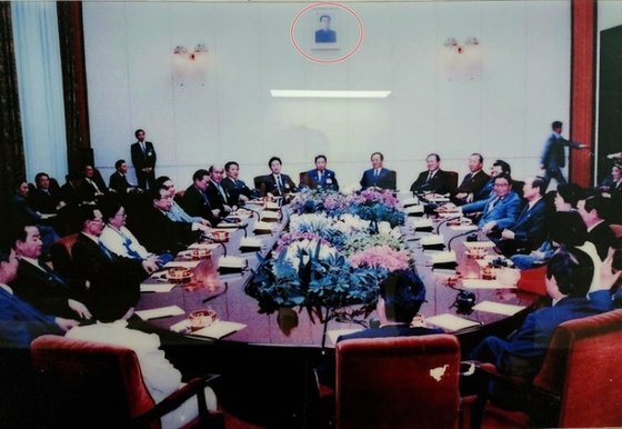「金日成肖像額縁」が見える南北議会交流写真が国会内に展示され、論議を呼んだ。　［太永浩（テ・ヨンホ）国民の力議員　フェイスブック　キャプチャー］