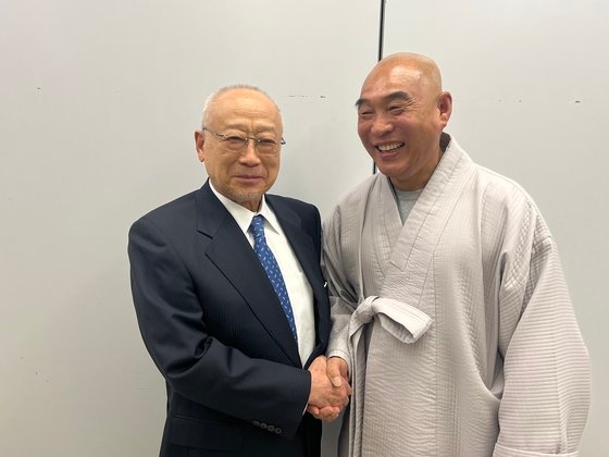 日帝強占期の時に強制動員された朝鮮人無縁故被害者のための納骨堂を寄贈した日本の中島住職（左）と彼を助けた韓国の海運僧侶。キム・ヒョンイェ特派員