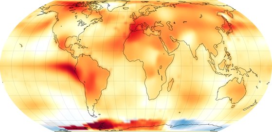 今年夏の地球温度偏差。赤い色が濃いほど平年（１９５１～１９８０年）より温度が高いという意味だ。世界のほとんどの地域が例年より高い気温を見せた。［写真　ＮＡＳＡ］