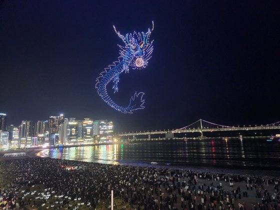 １日午後７時１７分ごろ、釜山広安里（クァンアンリ）海水浴場の夜空にドローン２０００機が青龍を描いた。　キム・ミンジュ記者