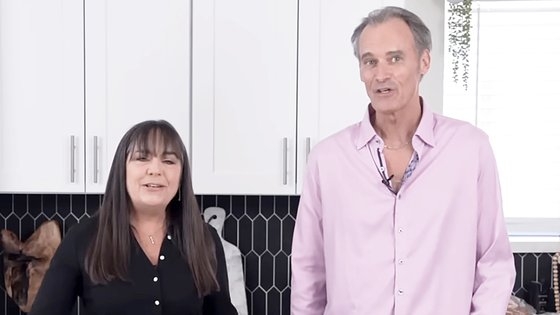 ウィスコンシン大学ラ・クロス校の前学長ジョー・ガウ氏と妻が出演したＹｏｕＴｕｂｅ動画。［写真　ＹｏｕＴｕｂｅ『ＳｅｘｙＨａｐｐｙＣｏｏｋｉｎｇ』動画　キャプチャー］