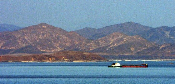 延坪島の望郷展望台から見る北朝鮮。［中央フォト］