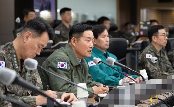韓国の申源湜（シン・ウォンシク）国防部長官が５日、合同参謀本部戦闘統制室で、韓国軍西北島嶼部隊の海上射撃訓練をリアルタイムで点検している。　［写真　国防部］