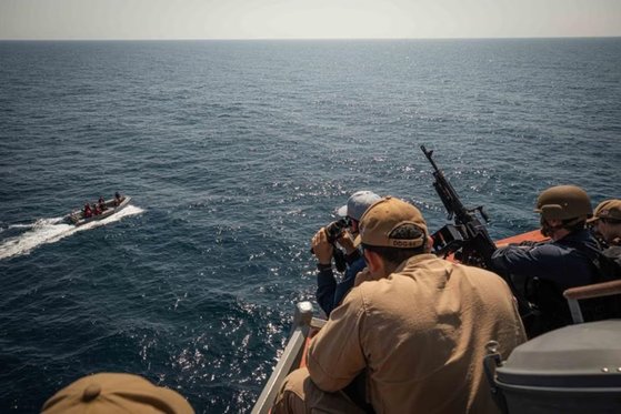 対テロ訓練をしている米第５艦隊所属の駆逐艦カーニー。［写真　米国防総省］