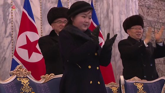 ２０２３年の北朝鮮軍事パレードで拍手する金正恩の娘、キム・ジュエ。