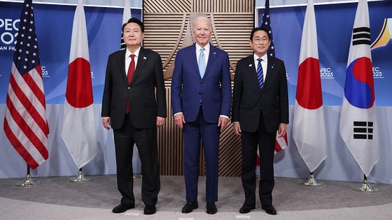 韓国の尹錫悦（ユン・ソクヨル）大統領と米国のバイデン大統領、岸田文雄首相が昨年１１月１６日、アジア太平洋経済協力（ＡＰＥＣ）首脳会議が開かれた米国サンフランシスコで会談を開催した。［写真　共同取材団］