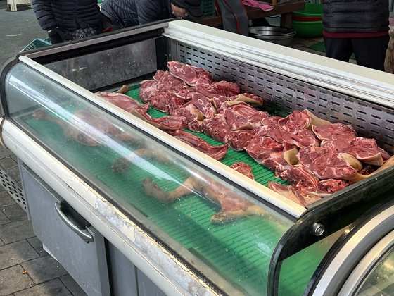 犬肉が陳列された商店／イ・ボラム記者
