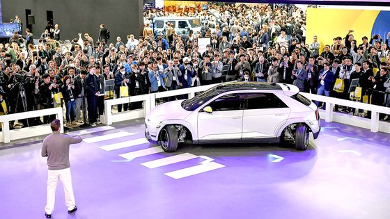 現代モービスが９日、世界最大の家電・ＩＴ見本市のＣＥＳ２０２４で次世代電気自動車駆動技術を搭載した実証車両「モビオン」を公開した。［写真　現代モービス］