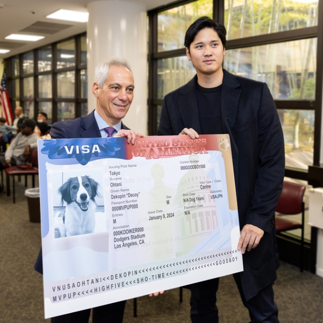 大谷翔平（右）とラーム・エマニュエル駐日米国大使　［エマニュエル大使　公式Ｘ　キャプチャー］