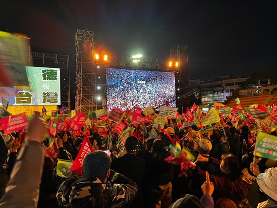 １２日晩、台湾新北市板橋第２運動場で開かれた民進党の「勝利前夜」最後の遊説場で立法委員候補らが壇上に立った。主催側は午後８時に５万人が集まったと集計した。前日の台北での遊説には２０万人が集まった。　新北＝シン・ギョンジン特派員