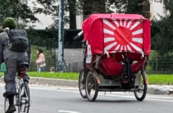 ニューヨークのセントラルパークに登場した旭日旗人力車。［写真　聯合ニュース］