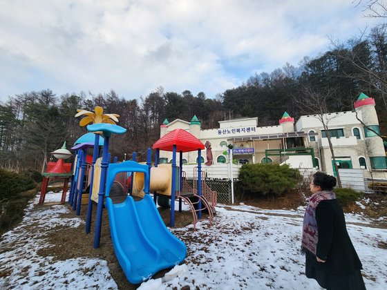 ３日、江原道春川市の東山老人福祉センター。高齢者施設と不釣り合いなカラフルな色の滑り台が残っている。この施設は２０１６年２月まで保育園として運営されていた。パク・ジンホ記者