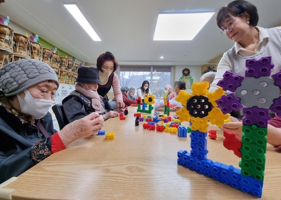 ３日、光州市西区のシルバー療養院で高齢者がブロックで遊んでいる。このブロックは幼稚園児が使っていたものだ。イ・ミンスク院長は４０年以上ここで幼稚園を運営していたが少子化で運営が難しくなり療養院に変えた。ファン・ヒギュ記者