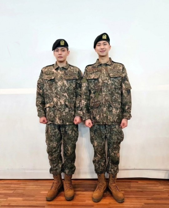 ＢＴＳ（防弾少年団）のメンバーＲＭ（本名キム・ナムジュン）とＶ（本名キム・テヒョン）が陸軍訓練所で最精鋭訓練兵として修了式を終えた。［写真　ＲＭインスタグラム］