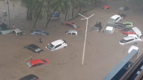 サイクロンによる洪水で浸水した自動車。［写真　ロイター＝聯合ニュース］