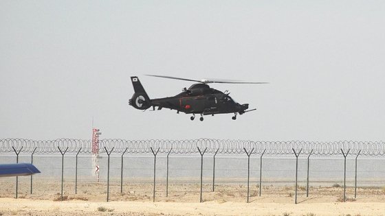 国内の技術で開発された韓国陸軍の小型武装ヘリコプター（ＬＡＨ）１号機が昨年１１月、アラブ首長国連邦（ＵＡＥ）ドバイエアショーに参加した。［防衛事業庁提供］