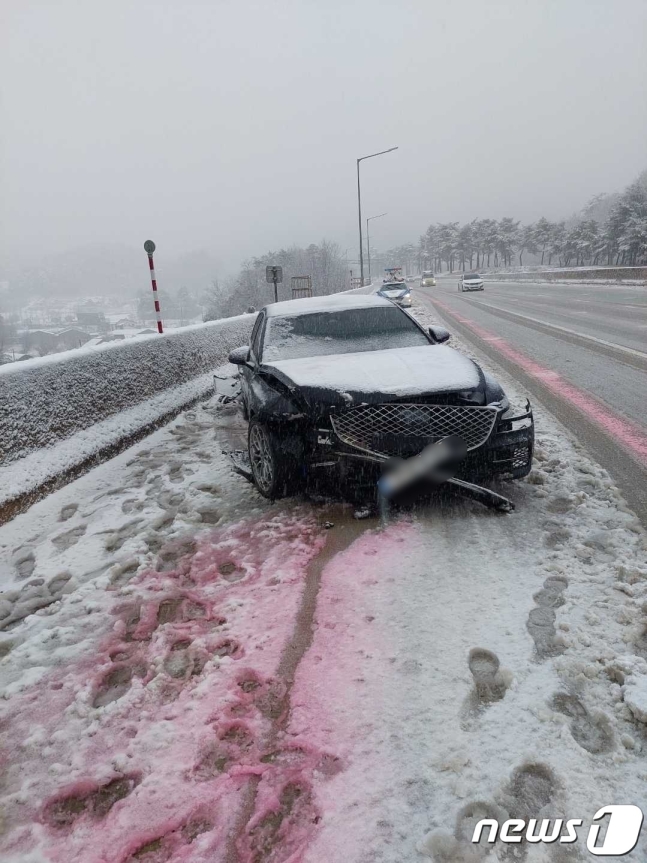 大雪による事故で激しく歪んだ自動車。［写真　江原道消防本部］