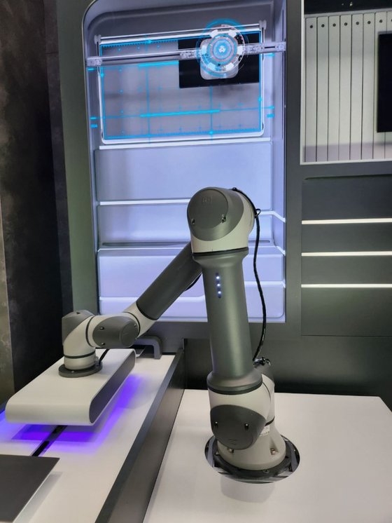 ＣＥＳ２０２４のサムスン電子のブースにレインボーロボティクスのロボットアームが展示されている。マイクロＬＥＤ製造工程に投入され製品検査を担当する姿だ。