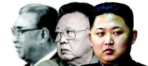 北朝鮮に封建的３代世襲体制を構築した左から金日成主席、金正日国防委員長、金正恩国務委員長。［中央フォト］