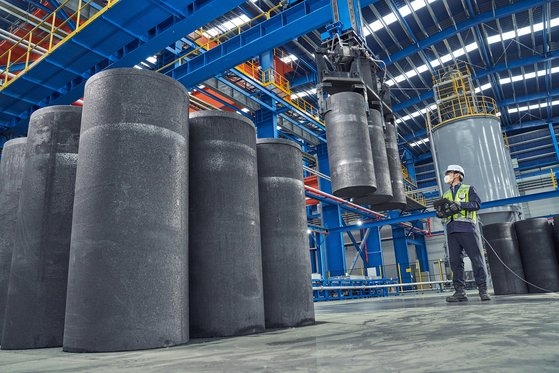 ポスコケミカル人造黒鉛負極材工場で製造設備を稼動している様子。［写真　ポスコケミカル］