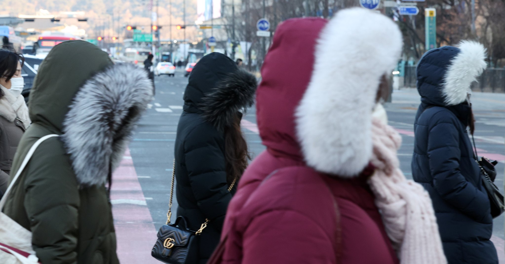 寒波注意報の中で出勤するソウルの市民たち［写真　ニュース１］