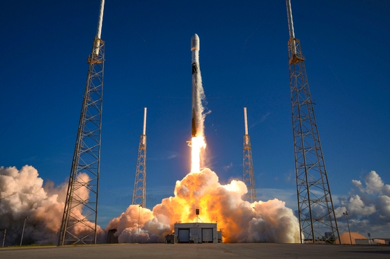 韓国初の月探査船タヌリ号の打ち上げ場面。タヌリ号は２０２２年８月５日に米フロリダ州ケープカナベラル米宇宙軍基地でファルコン９ロケットに載せられ成功裏に打ち上げられた。［写真　韓国航空宇宙研究院］
