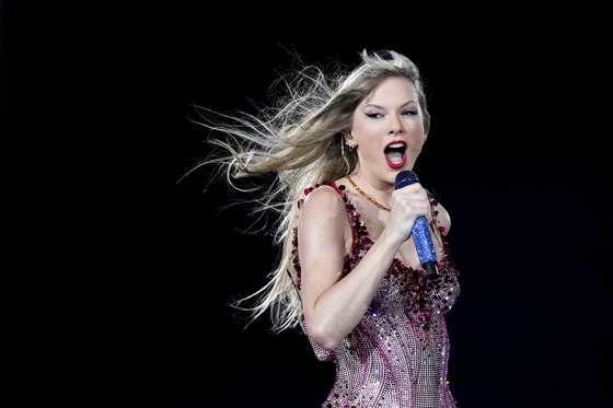 「Ｔｈｅ　Ｅｒａｓ　Ｔｏｕｒ」で公演しているテイラー・スウィフト。［写真　ＡＰ＝聯合ニュース］