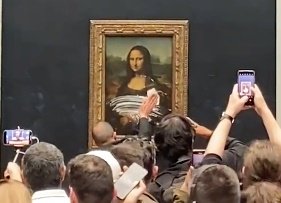 ２０２２年、フランス・パリのルーブル博物館で展示中のレオナルド・ダ・ヴィンチの作品『モナ・リザ』がケーキテロにあった。　［ツイッターｌｕｋｅＸＣ２００２　キャプチャー］