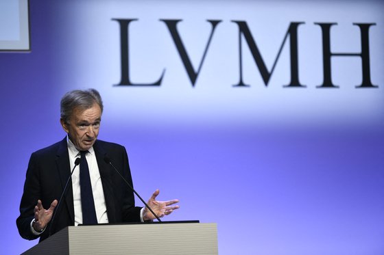 業績を発表するモエ・ヘネシー・ルイ・ヴィトン（ＬＶＭＨ）のベルナール・アルノー会長［写真　ＡＦＰ＝聯合ニュース］