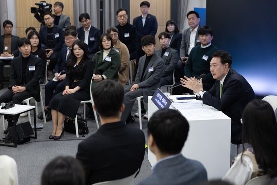 韓国の尹錫悦（ユン・ソクヨル）大統領が３０日、京畿道城南市板橋（キョンギド・ソンナムシ・パンギョ）の第２テクノバレー企業支援ハブで開かれた第７回民生討論会に出席して発言している。［写真　大統領室］