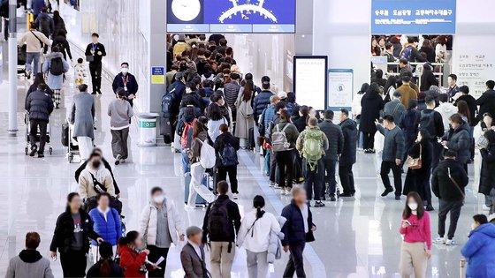 出国する人々で混雑する仁川（インチョン）国際空港。［写真　ニュース１］