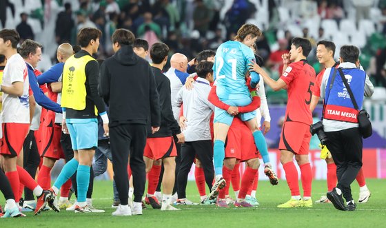 サウジとの試合で勝利して喜ぶ韓国選手たち。［写真　ニュース１］