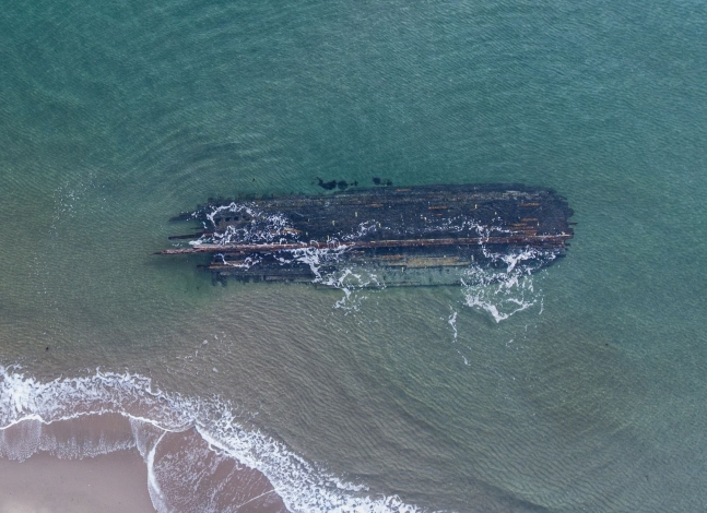 カナダの漁村ケープレイの海岸で目撃された難破船。［写真　Ｃｏｒｅｙ　Ｐｕｒｃｈａｓｅのフェイスブック］