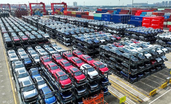 輸出される中国製自動車が船積みを待っている様子。［写真　聯合ニュース］