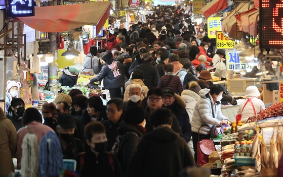 旧正月を１週間後に控えた２日、、釜山の釜田市場は祭祀用の買い物をする市民でにぎわっている。統計庁の発表によると先月の消費者物価は昨年１月より２．８％上がり上昇は鈍化したが、リンゴの価格は５６．８％、ナシは４１．２％急騰し、食品物価が大きく上がった。ソン・ボングン記者