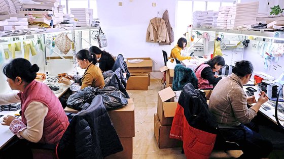 中国平度のつけまつげ作業場［写真　ロイター＝聯合ニュース］