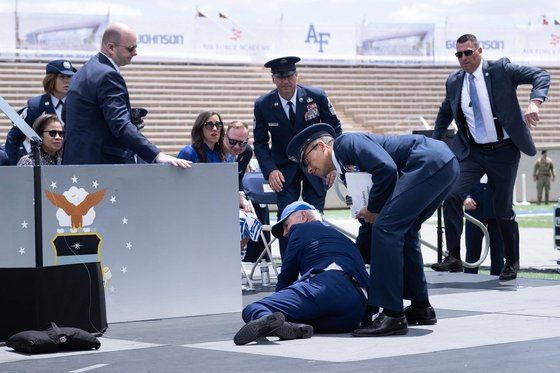 米空軍士官学校卒業式場で転倒したバイデン大統領。［写真　ＡＦＰ＝聯合ニュース］