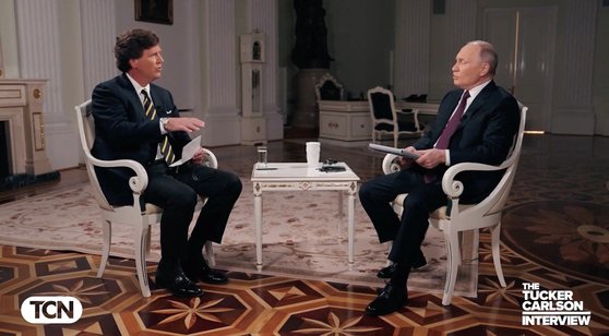タッカー・カールソン元フォックス（ＦＯＸ）ニュースアンカーとインタビュー中のプーチン大統領。［写真　ロイター＝聯合ニュース］
