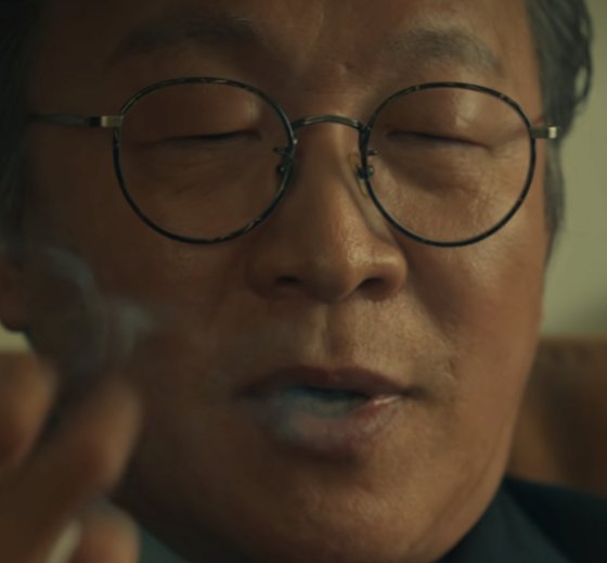 韓国Ｎｅｔｆｌｉｘ（ネットフリックス）ドラマ『殺人者のパラドックス』の登場人物ヒョン・ジョングク会長。［写真　Ｎｅｔｆｌｉｘ　キャプチャー］