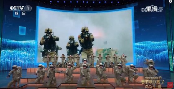 中国春節特別番組の舞台で軍歌を合唱している将兵。［写真　ＣＣＴＶキャプチャー］