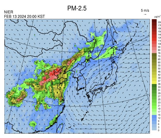 韓国大気質統合予報センターが予測する１３日午後８時の韓半島（朝鮮半島）周辺のＰＭ２．５（微小粒子状物質）濃度。韓半島が南風の影響で中国発高濃度のＰＭ２．５から抜け出すことが予測される。［写真　大気質統合予報センター］